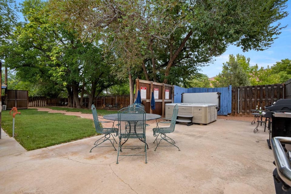 Cozy Adventure Pad Near Downtown - Rose Tree 2 House in Moab