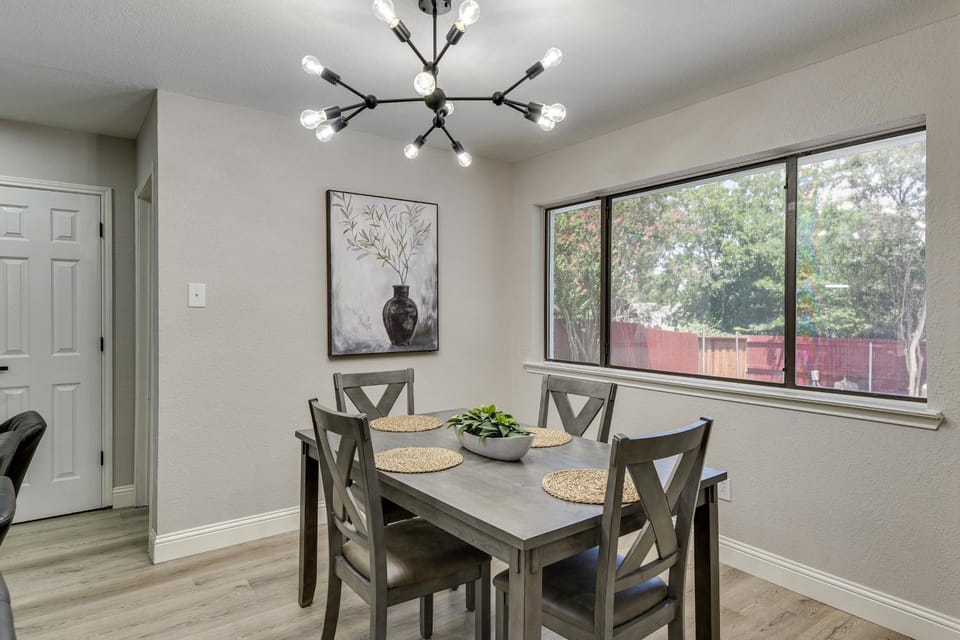11 Mi to Six Flags! Poolside Oasis in Bedford House in Bedford