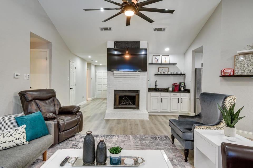 11 Mi to Six Flags! Poolside Oasis in Bedford House in Bedford