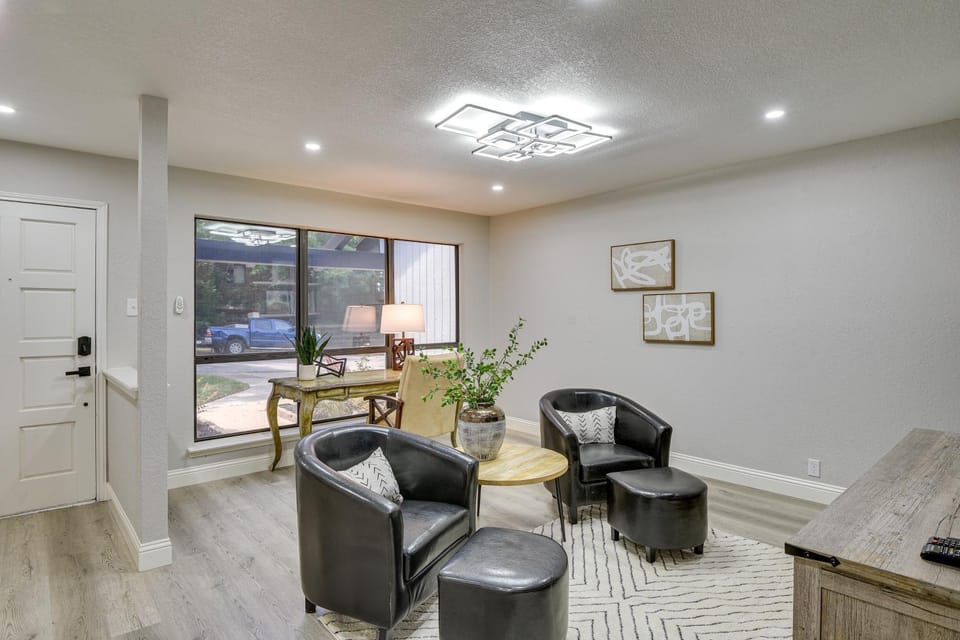11 Mi to Six Flags! Poolside Oasis in Bedford House in Bedford