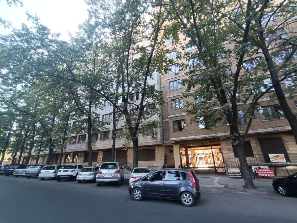 Property building, Day, Neighbourhood, Street view, Location, Parking