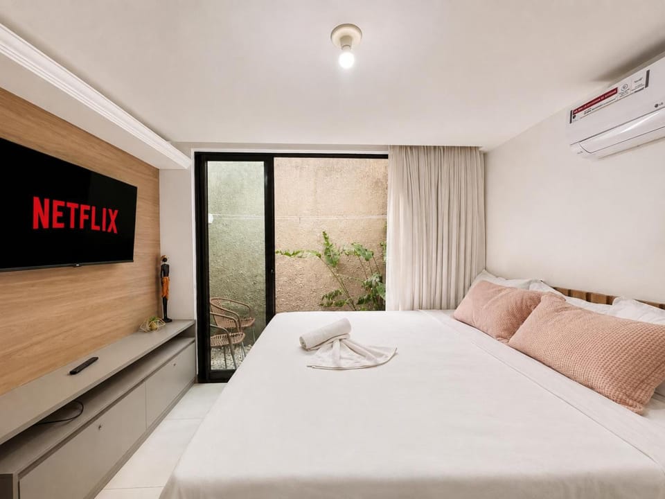 Bed, TV and multimedia, Balcony/Terrace, Photo of the whole room, Bedroom, towels, air conditioner