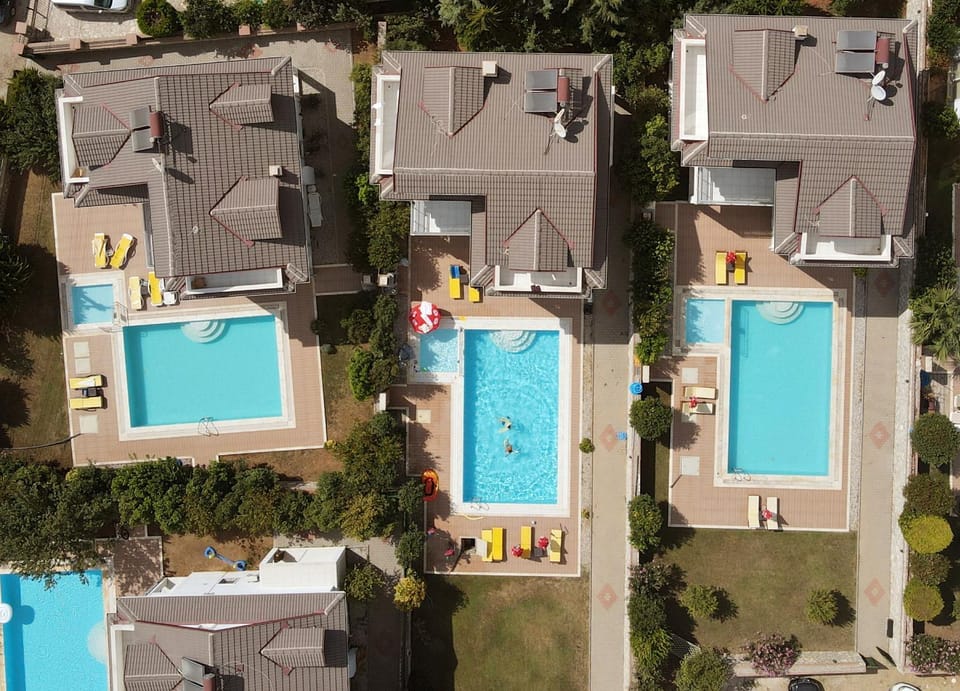 Property building, Day, Bird's eye view, Pool view, Street view, Swimming pool, Location, Parking, sunbed