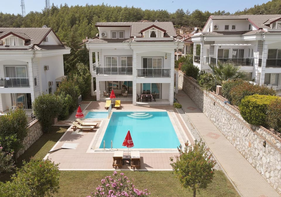 Property building, Patio, Day, Natural landscape, Garden, Balcony/Terrace, Garden view, Pool view, Swimming pool, sunbed
