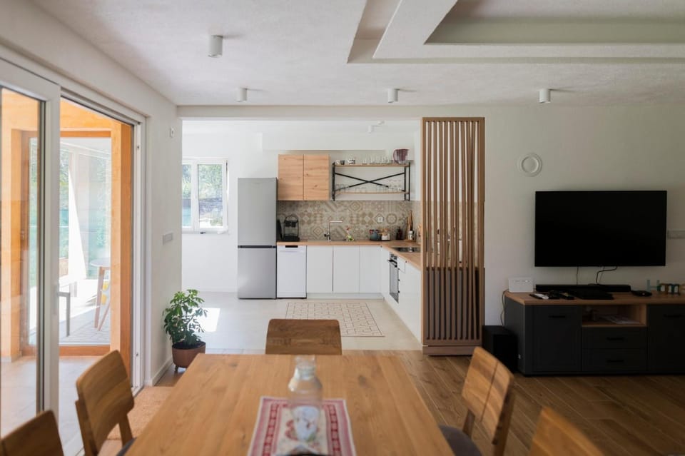TV and multimedia, Kitchen or kitchenette, Dining area, oven, pet friendly, stove