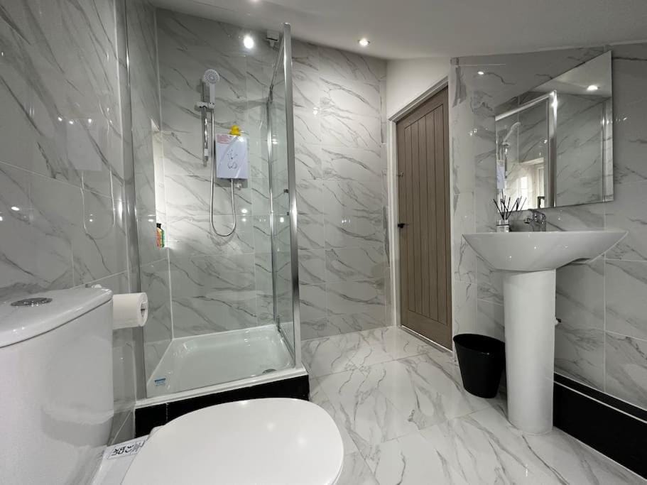 New Penthouse Pad - 5 mins from Leeds City Centre Apartment in Leeds