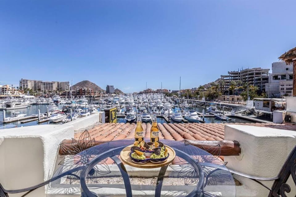 Chic Marina 2BR condo with Pool Access Apartment in Cabo San Lucas