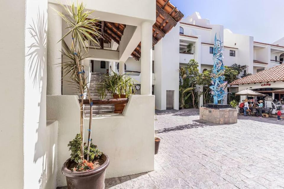 Chic Marina 2BR condo with Pool Access Apartment in Cabo San Lucas