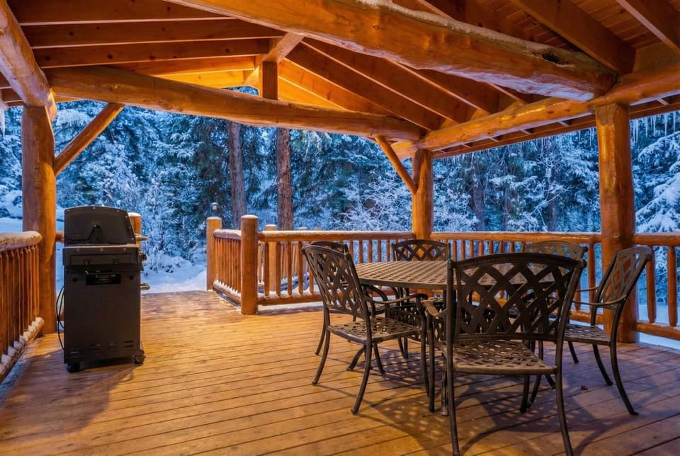 3BDR Creekside Cabin Near Trails and Main Street Cabin in Blue River