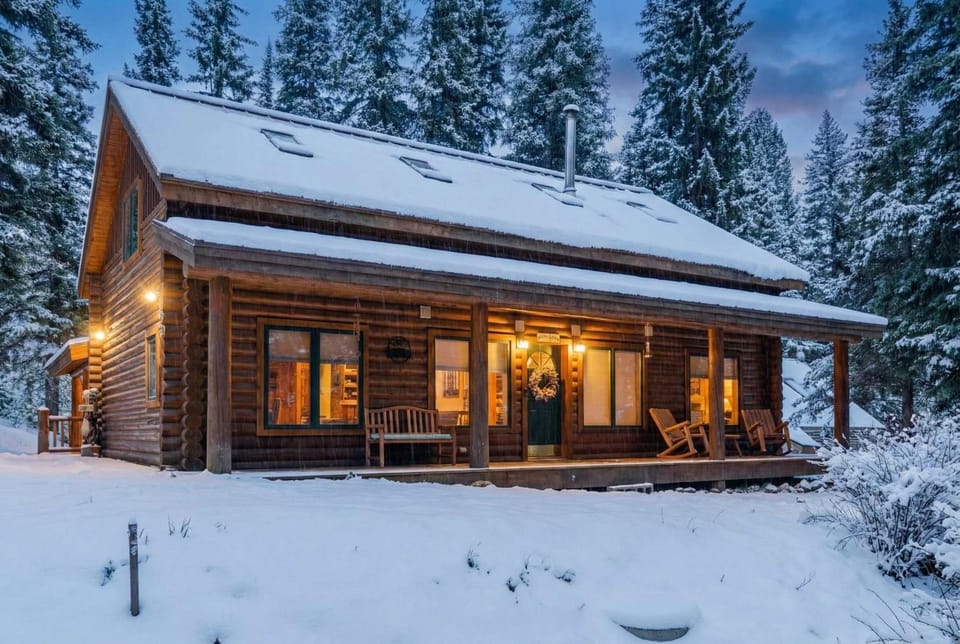 3BDR Creekside Cabin Near Trails and Main Street Cabin in Blue River