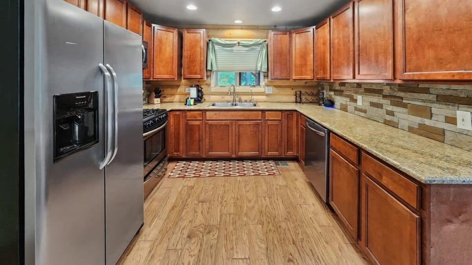 3BDR Creekside Cabin Near Trails and Main Street Cabin in Blue River
