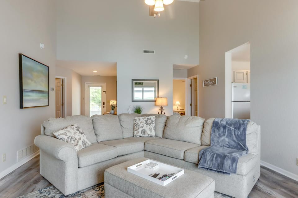 Lakefront Ozark Getaway with Views and Community Perks Apartment in Village Four Seasons