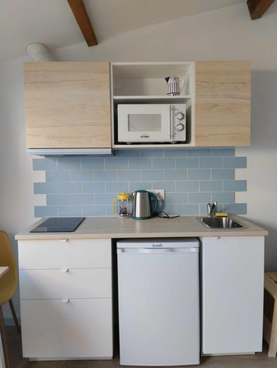 Kitchen or kitchenette, minibar