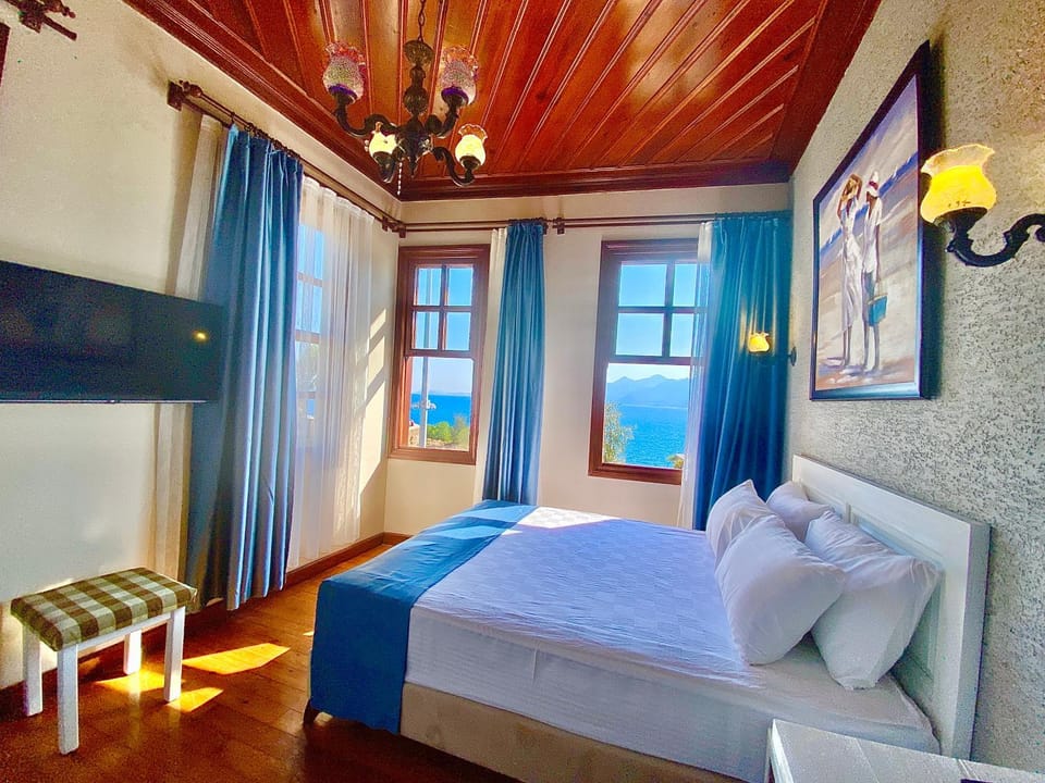 Bed, TV and multimedia, Photo of the whole room, Sea view