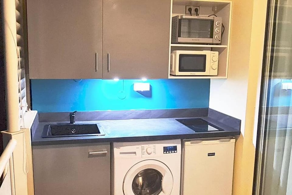Kitchen or kitchenette, minibar, stove, washing machine