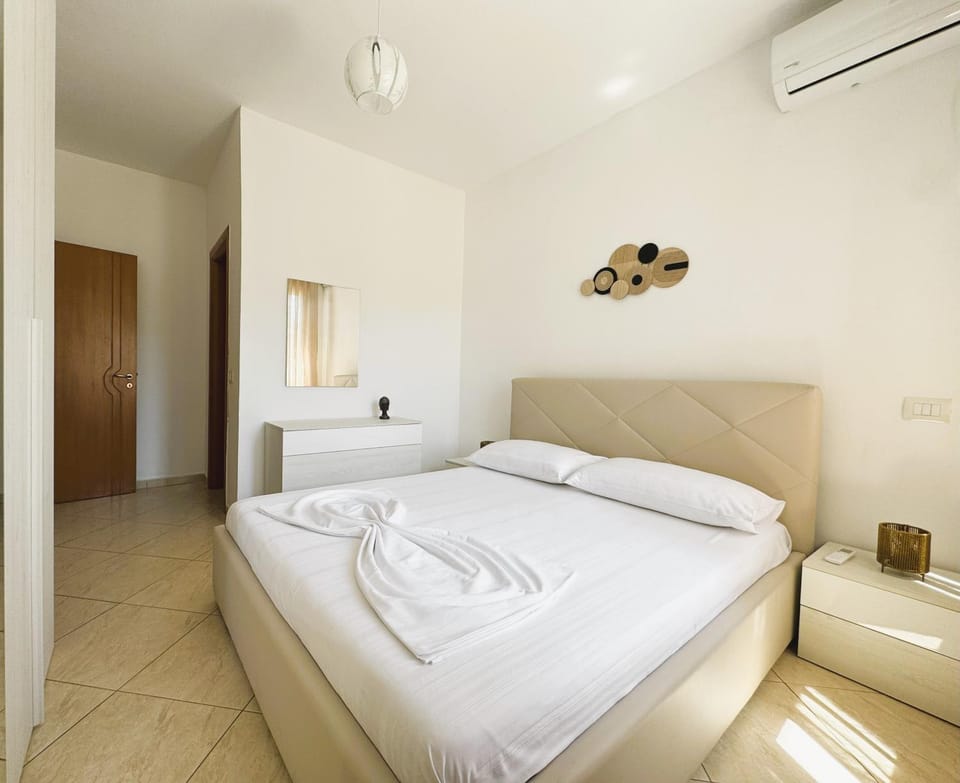 Bed, Photo of the whole room, Bedroom, air conditioner