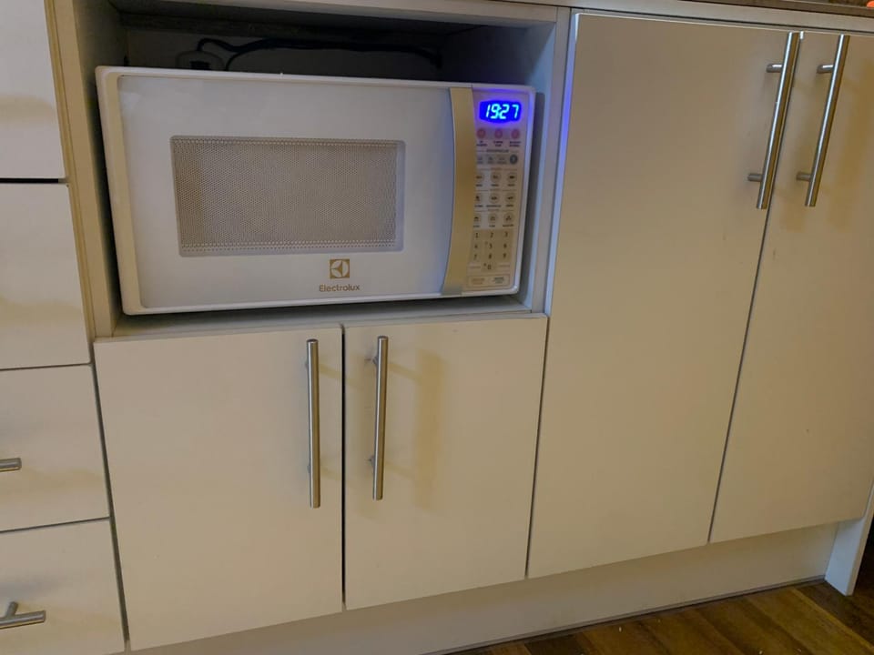 Kitchen or kitchenette, minibar