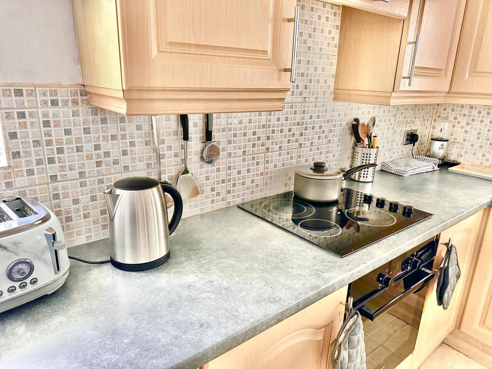 Coffee/tea facilities, Kitchen or kitchenette, stove, toaster
