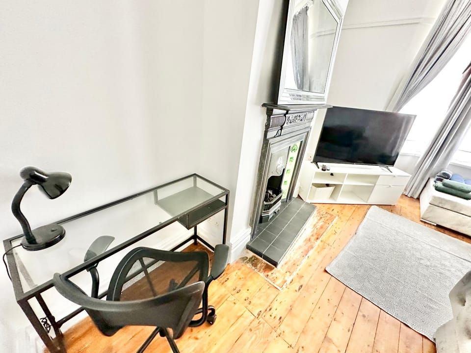 TV and multimedia, Living room, Seating area, Evening entertainment