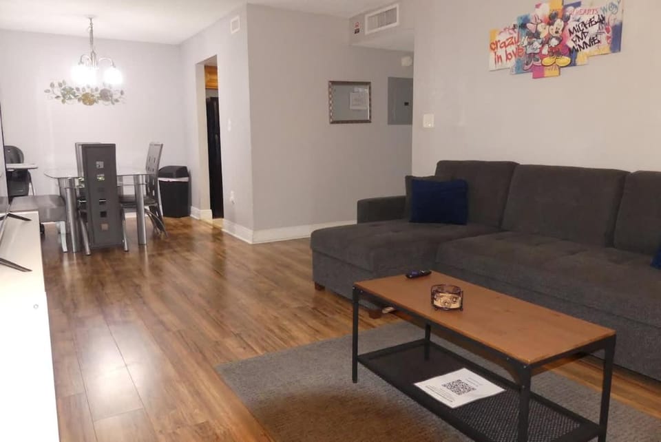 Beautiful 2-Bedroom Condo Near Universal and other Orlando Attractions, King Bed & Wi-Fi House in Orlando