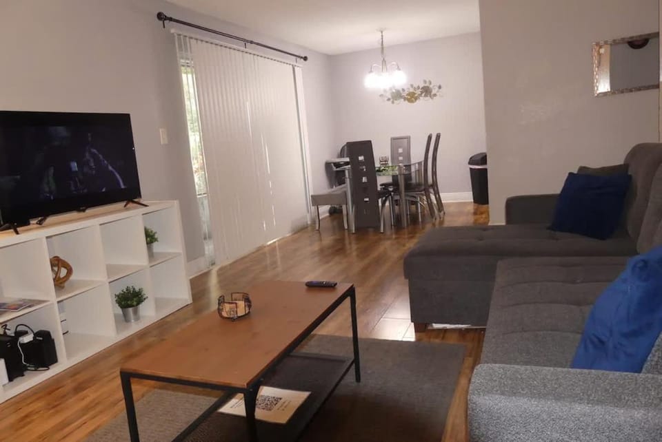 Beautiful 2-Bedroom Condo Near Universal and other Orlando Attractions, King Bed & Wi-Fi House in Orlando