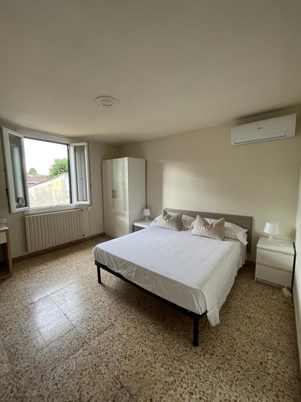 Bed, Photo of the whole room, Bedroom, wardrobe, air conditioner