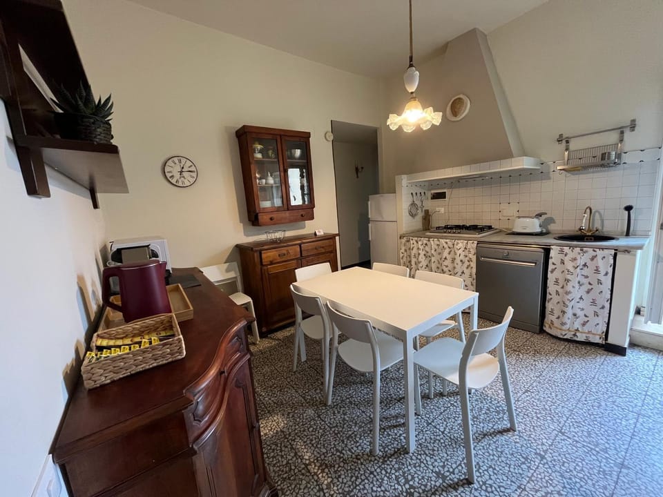 Kitchen or kitchenette, Dining area, dishwasher, minibar, stove