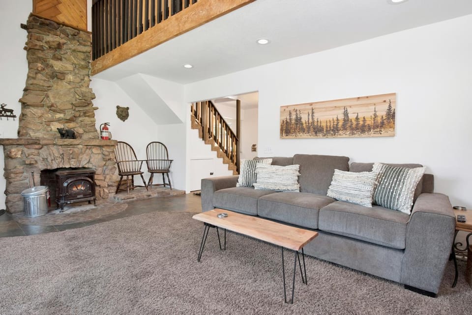 Maltby Modern Log Cabin Relaxing Chalet Retreat Cabin in Big Bear