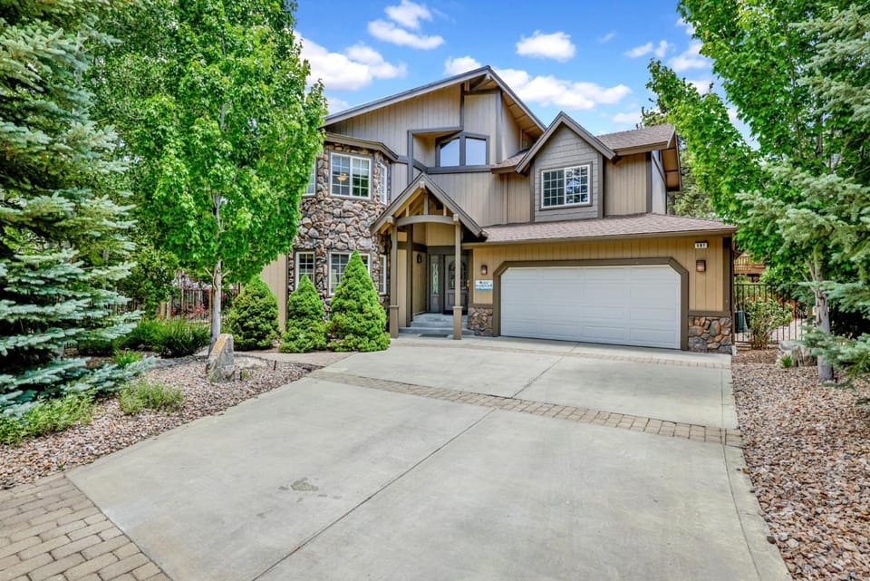 Lakefront Village Castle- Foosball- Boat Dock- Chalet in Big Bear