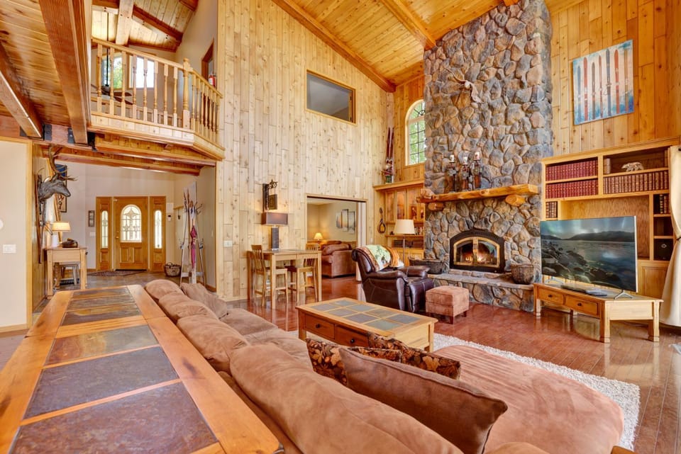 Lakefront Village Castle- Foosball- Boat Dock- Chalet in Big Bear