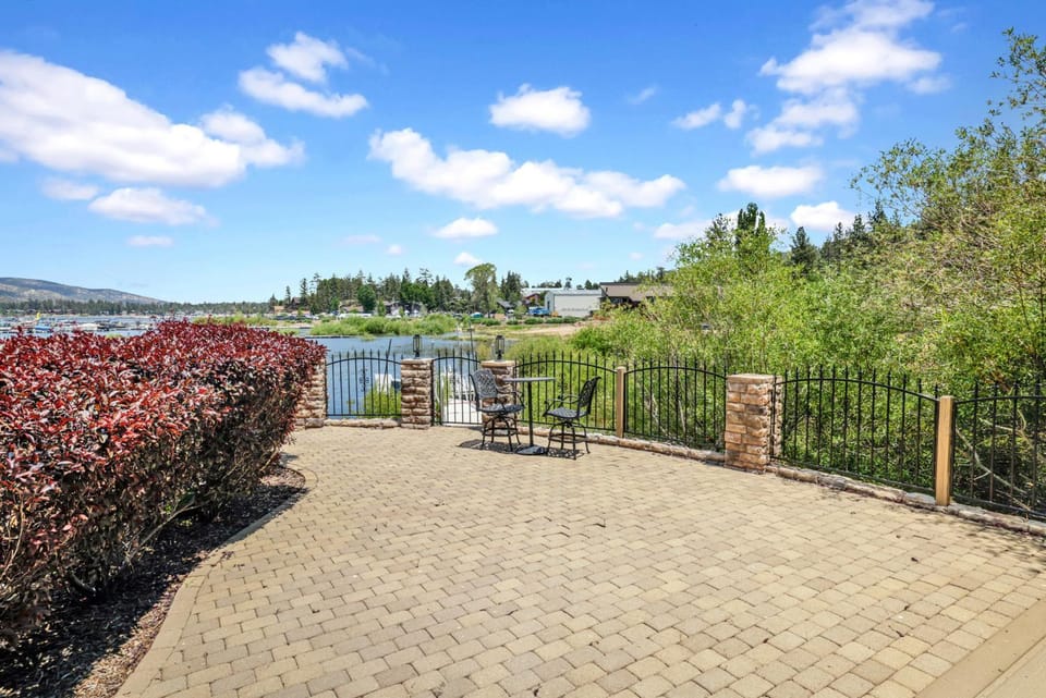 Lakefront Village Castle- Foosball- Boat Dock- Chalet in Big Bear