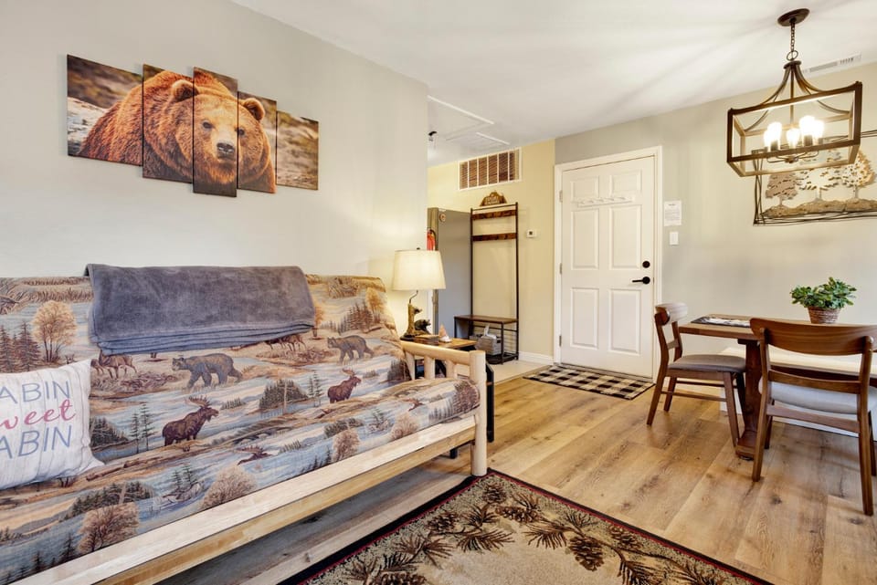 Beary Cozy Cabin- Hot Tub- Walk To Lake Cabin in Big Bear