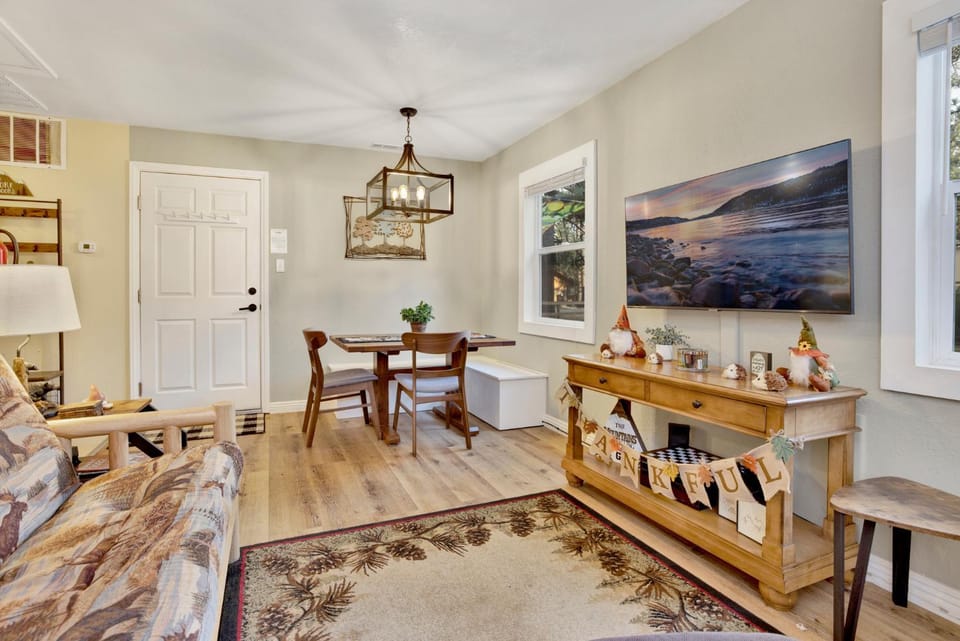 Beary Cozy Cabin- Hot Tub- Walk To Lake Cabin in Big Bear
