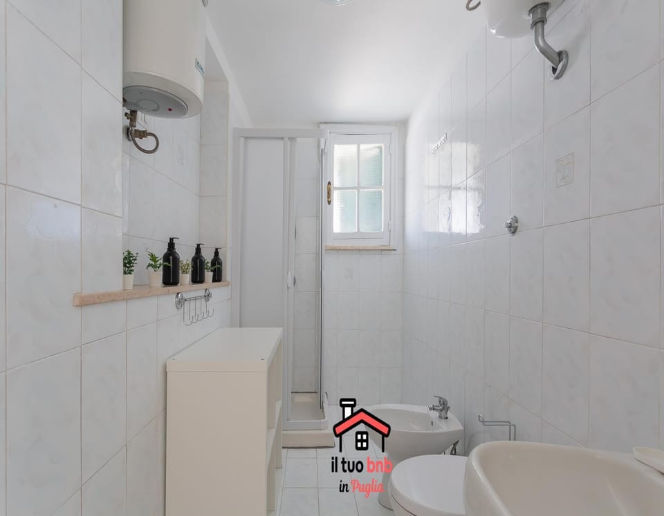 Shower, Toilet, Bathroom, bidet, towels