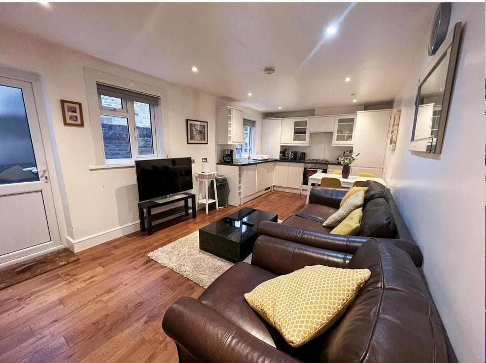 Communal lounge/ TV room, TV and multimedia, Kitchen or kitchenette, Living room, Seating area, Evening entertainment