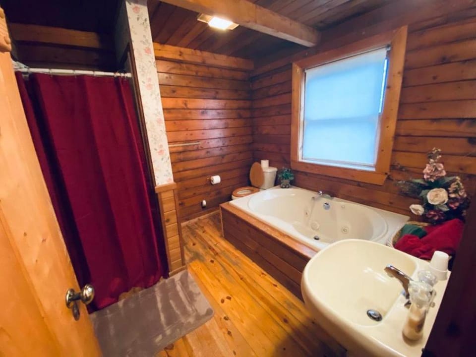 Cozy Cabin at Bear Mountain Log Cabins Cabin in Carroll County