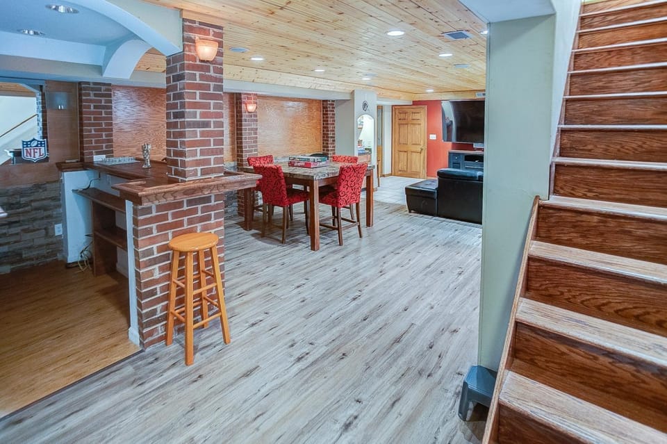 Spacious Tranquility with Private Pool home House in Belleville
