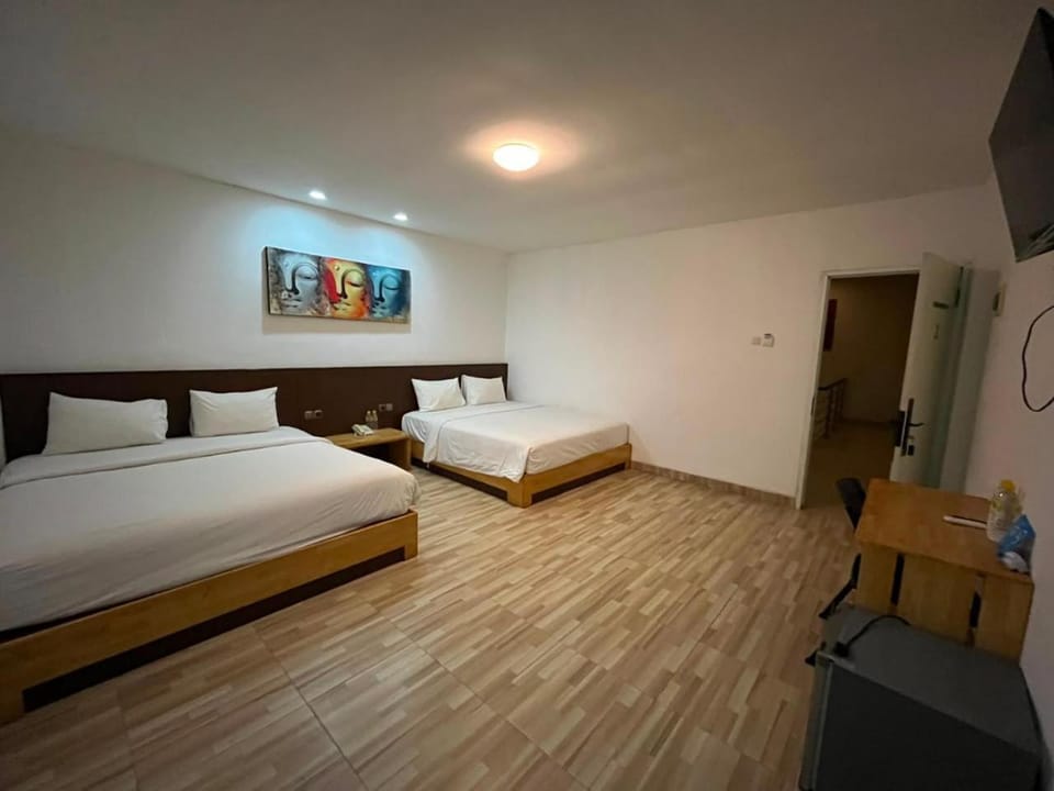 Bed, TV and multimedia, Photo of the whole room, Bedroom
