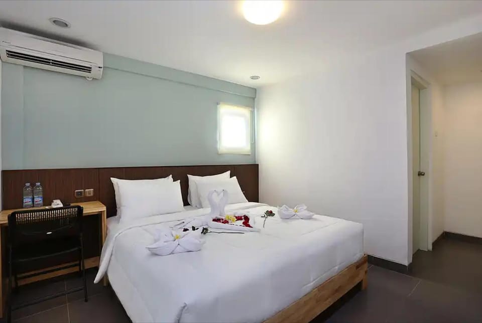 Bed, Photo of the whole room, Bedroom, towels, air conditioner