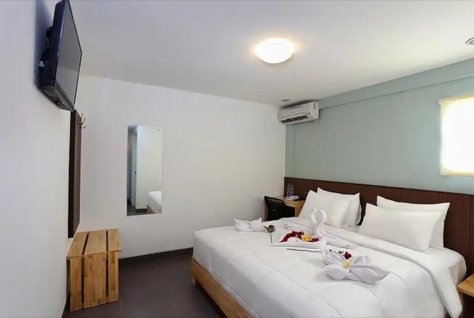 Bed, TV and multimedia, Photo of the whole room, Bedroom, towels, air conditioner