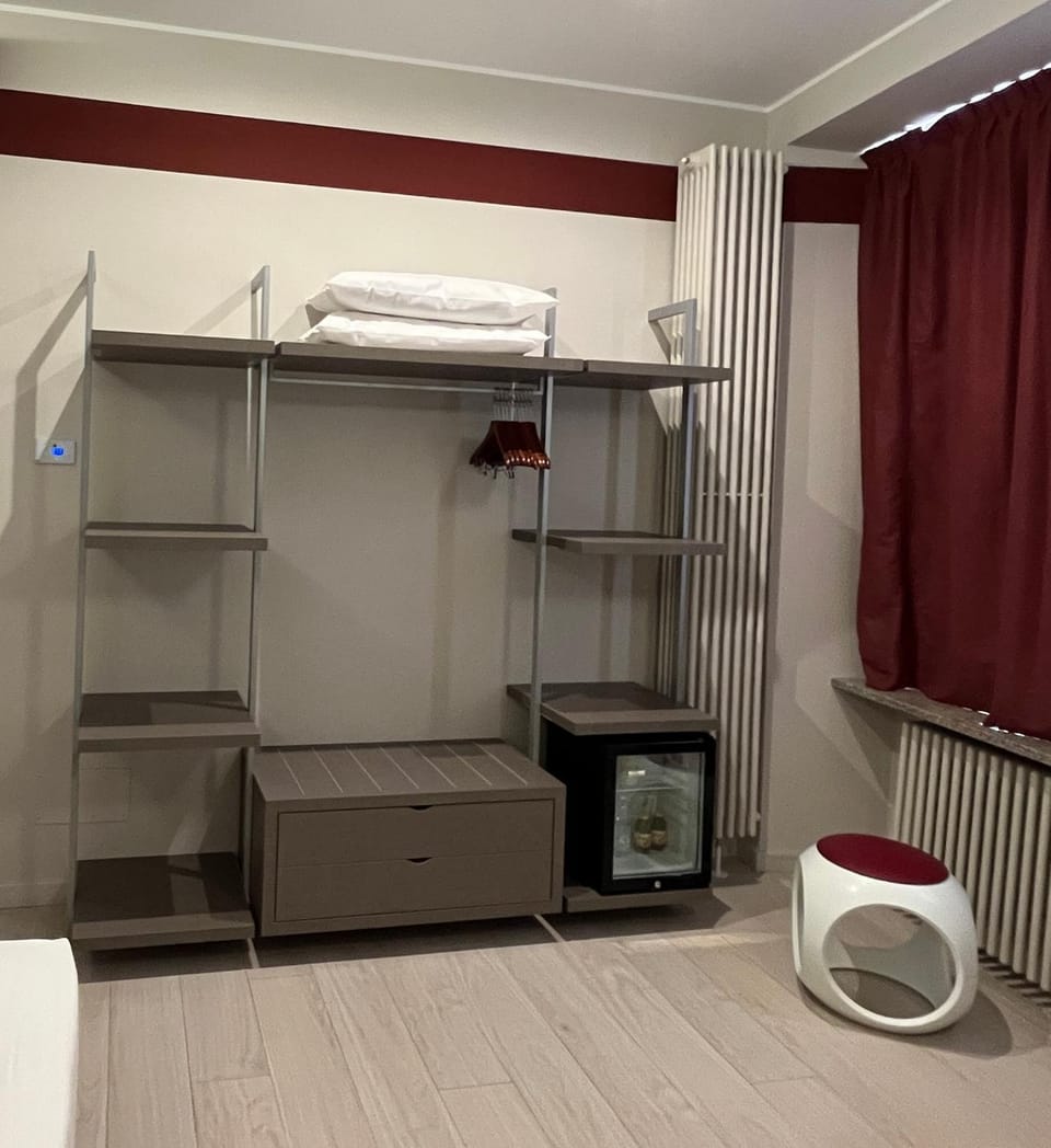 Bedroom, oven, wardrobe