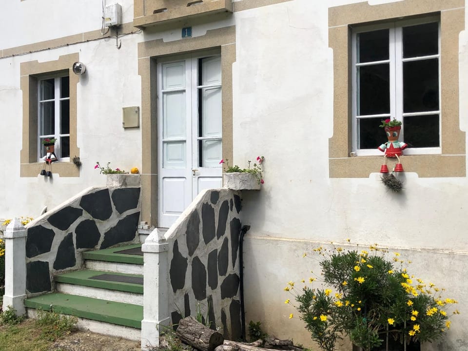 Casa de Campo Pumarada de Oirín House in Galicia