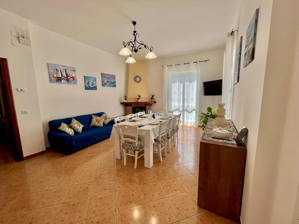 TV and multimedia, Living room, Photo of the whole room, Seating area, Dining area