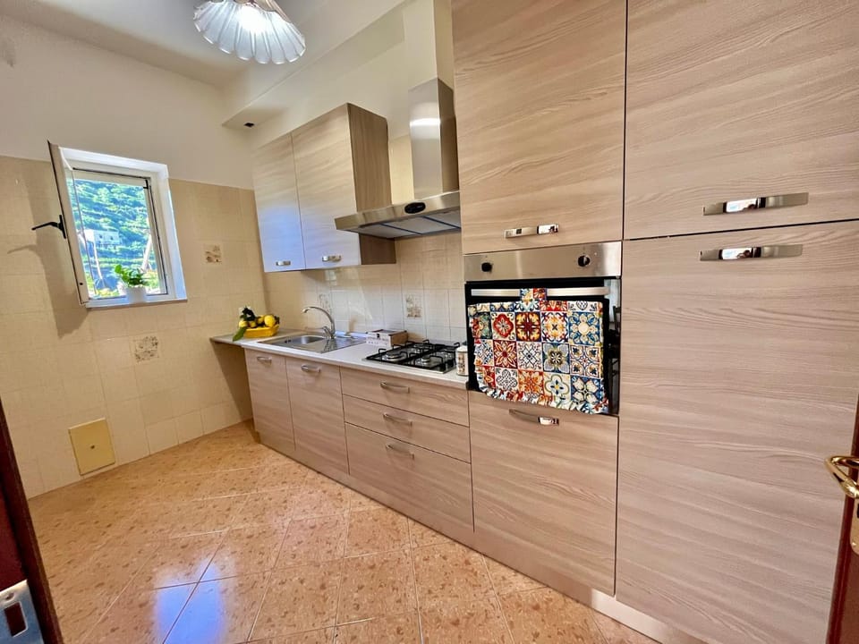 Kitchen or kitchenette, pet friendly, stove