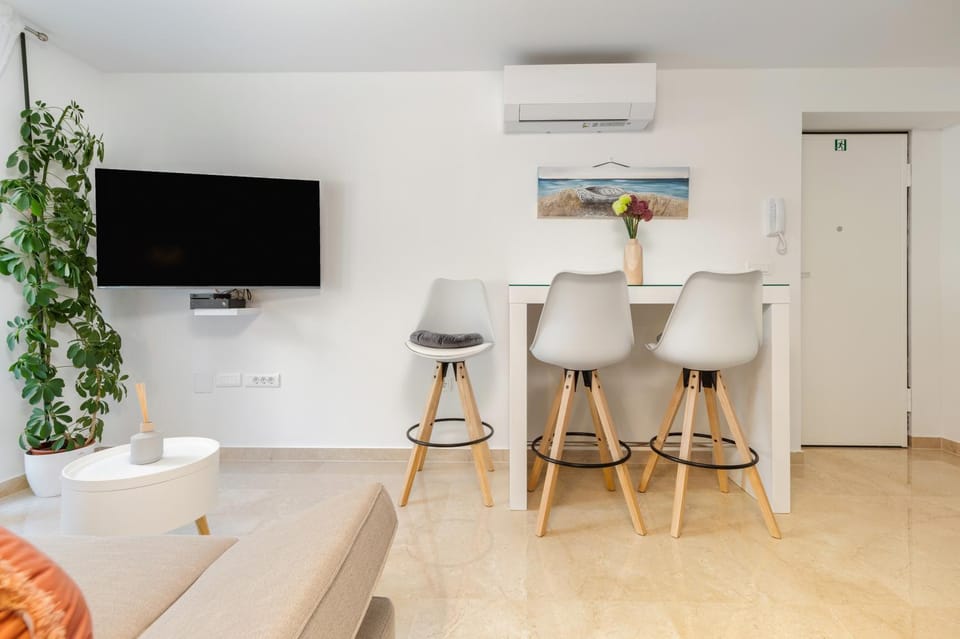 TV and multimedia, Seating area, Dining area