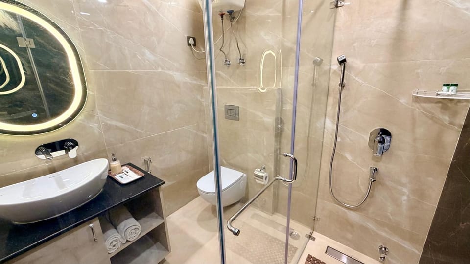 Shower, Toilet, Bathroom, towels