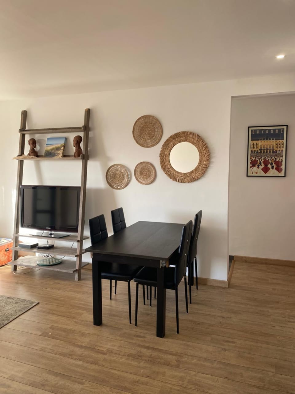Seating area, Dining area