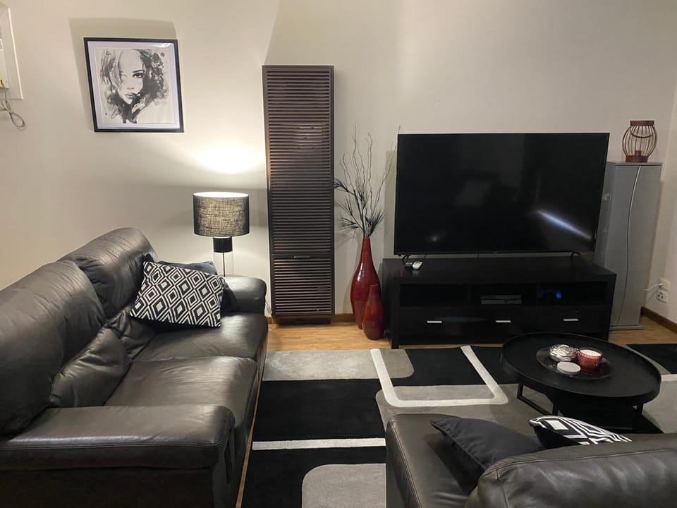 TV and multimedia, Living room, Seating area, Evening entertainment