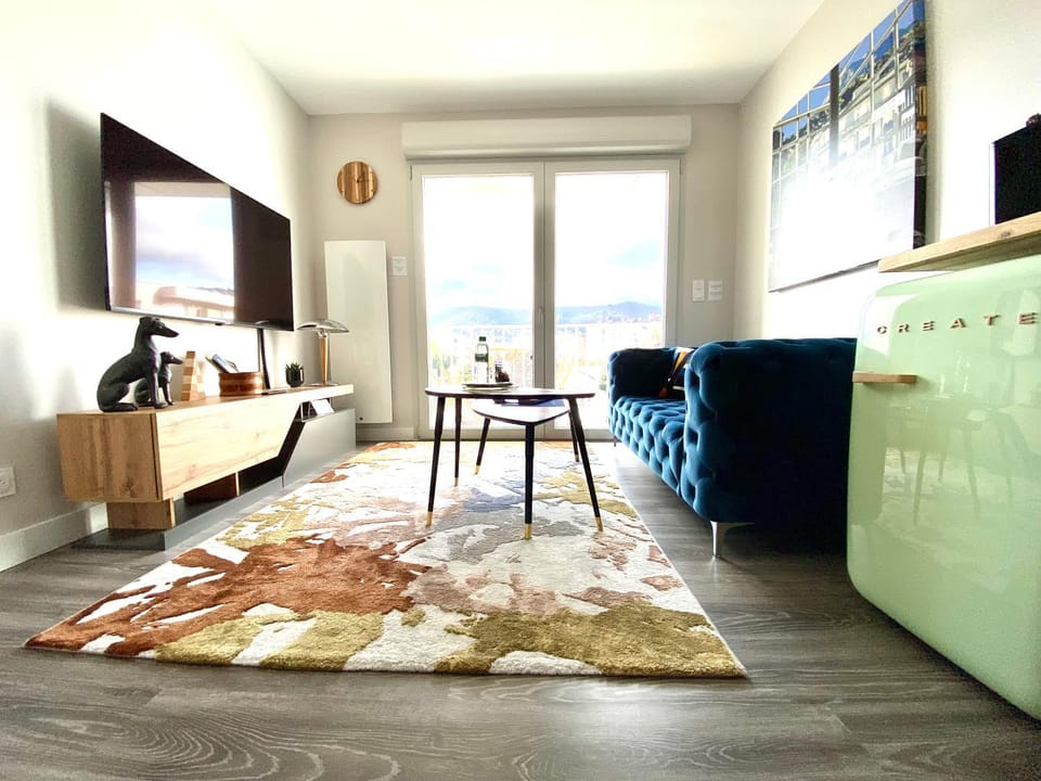 Communal lounge/ TV room, TV and multimedia, Living room, Decorative detail