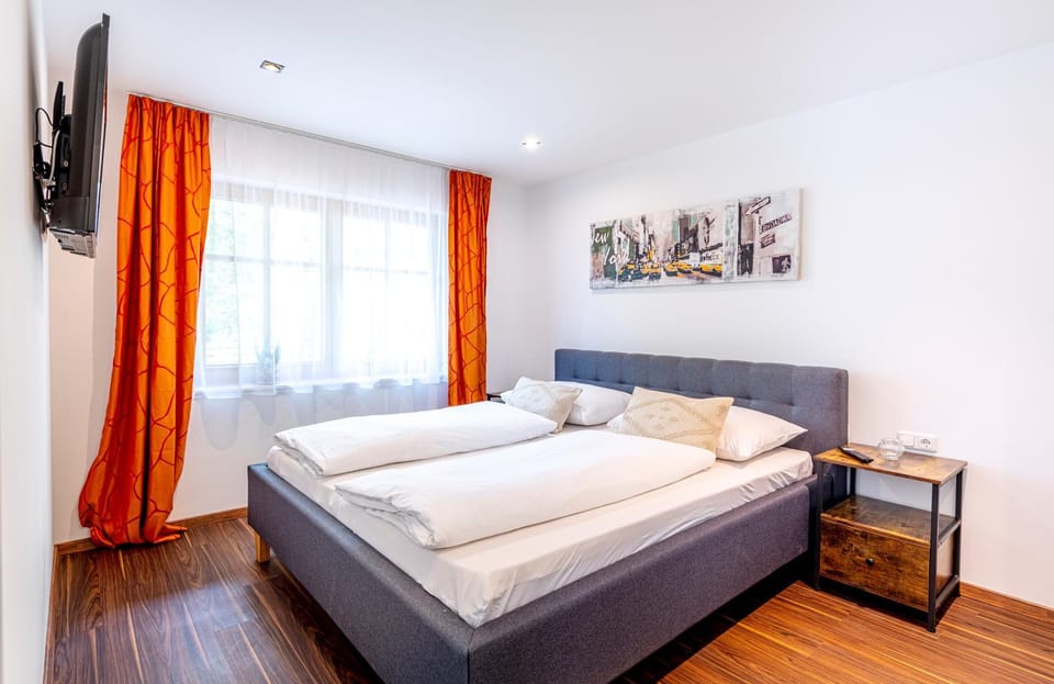 TV and multimedia, Photo of the whole room, Bedroom